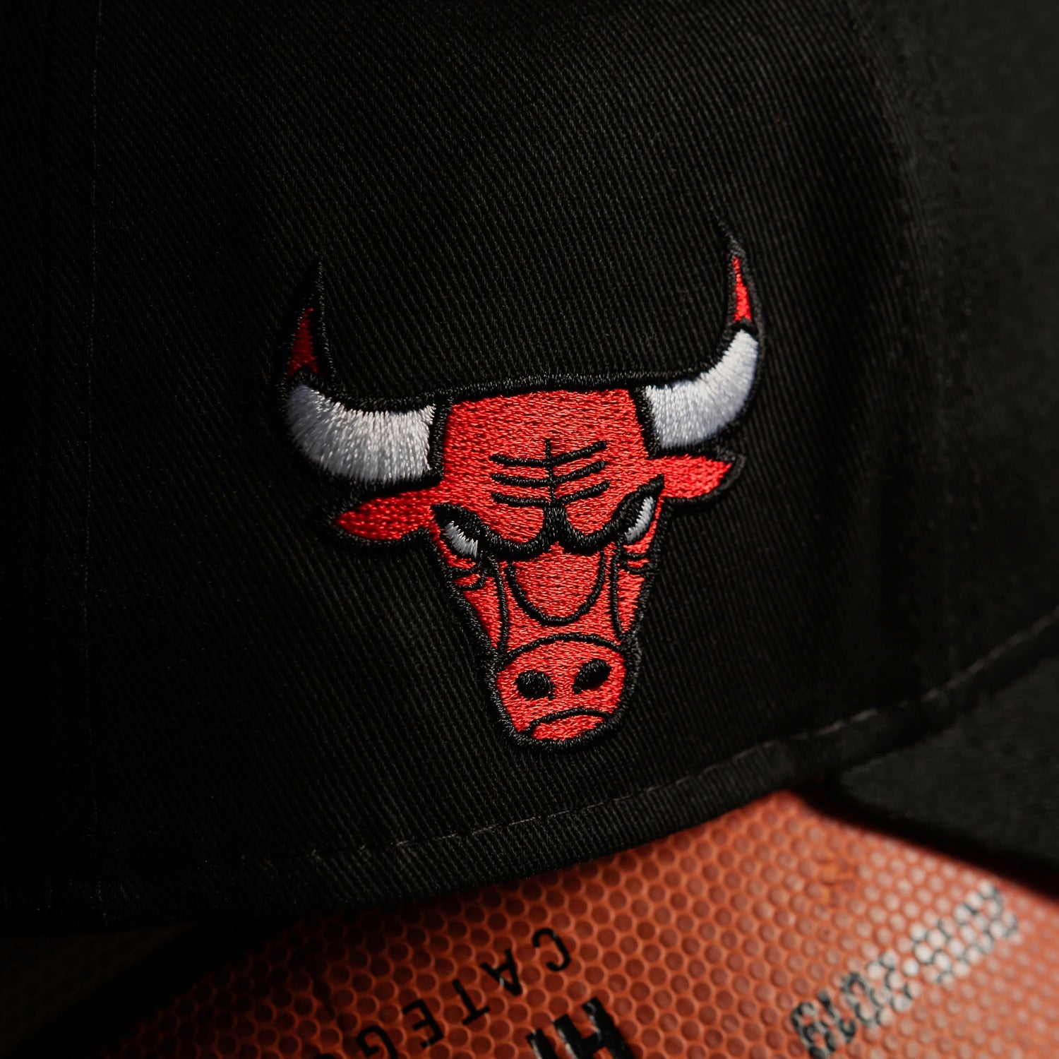 NEW ERA 9FORTY A-FRAME MLB CHICAGO BULLS PIXEL LOGO / GREY UV SNAPBACK