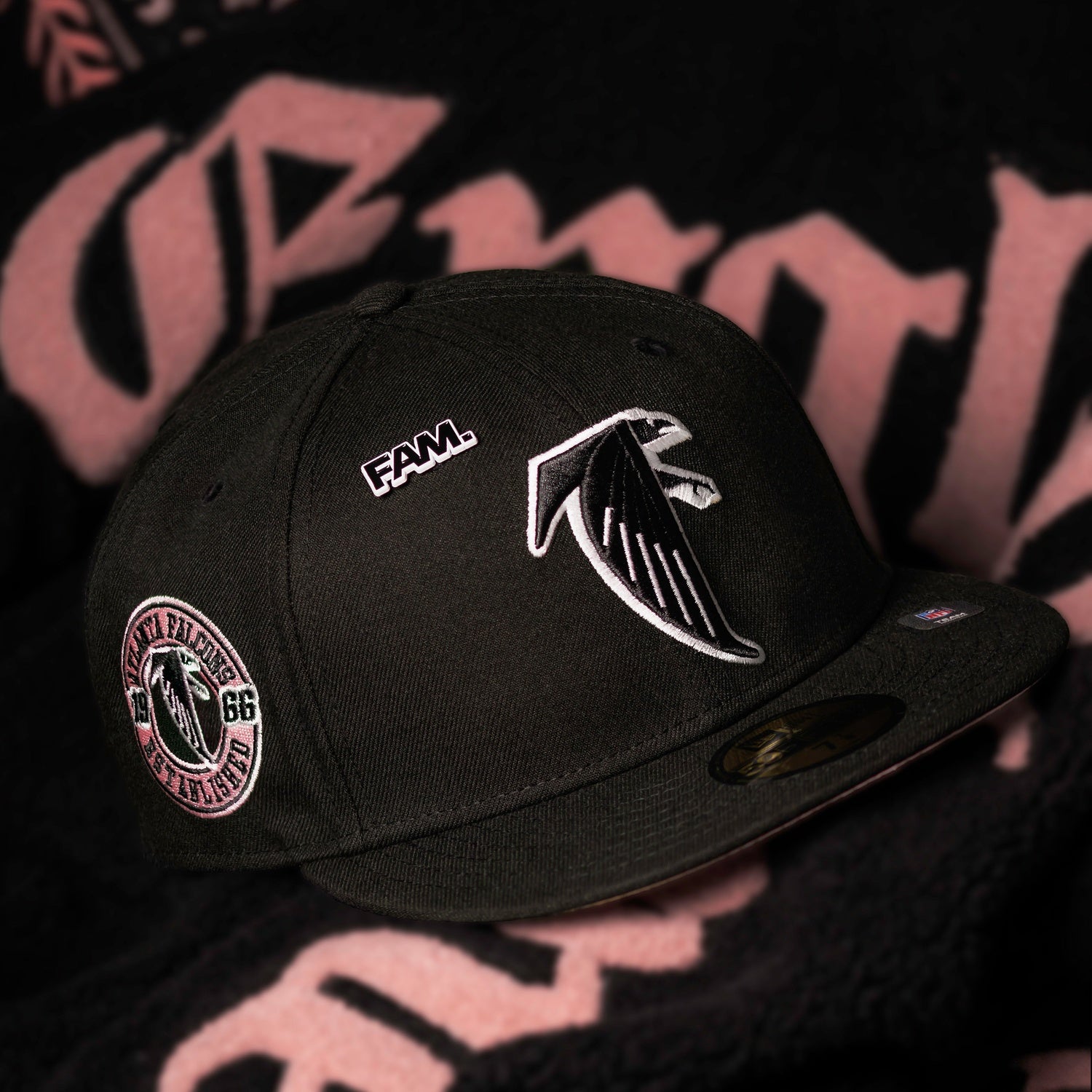 NEW ERA 59FIFTY NFL ATLANTA FALCONS 1966 ESTABLISHED BLACK / PINK UV FITTED CAP