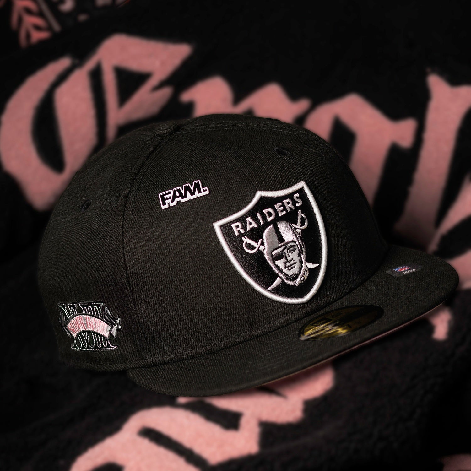 NEW ERA 59FIFTY NFL LAS VEGAS RAIDERS SUPER BOWL XVIII BLACK / PINK UV FITTED CAP