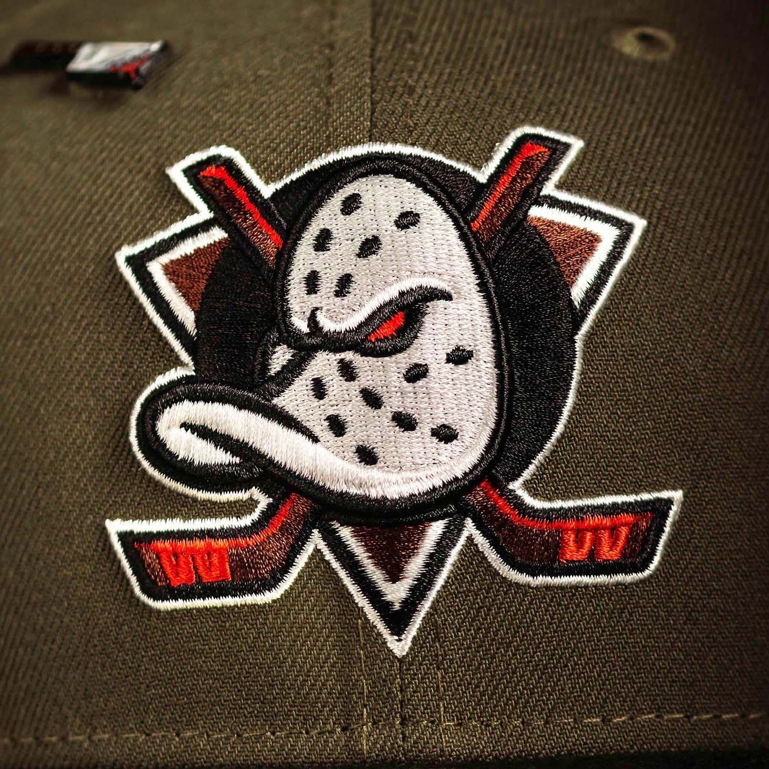 NEW ERA 59FIFTY NHL ANAHEIM DUCKS 30TH ANNIVERSARY TWO TONE / RED UV FITTED CAP + MEAT CLEAVER PIN