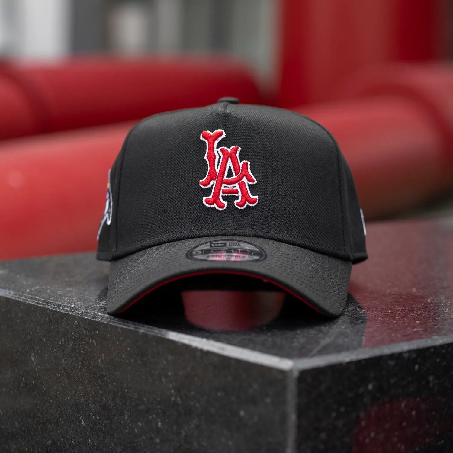 NEW ERA 9FORTY LOS ANGELES ANGELS SIDE PATCH BLACK / SCARLET RED UV