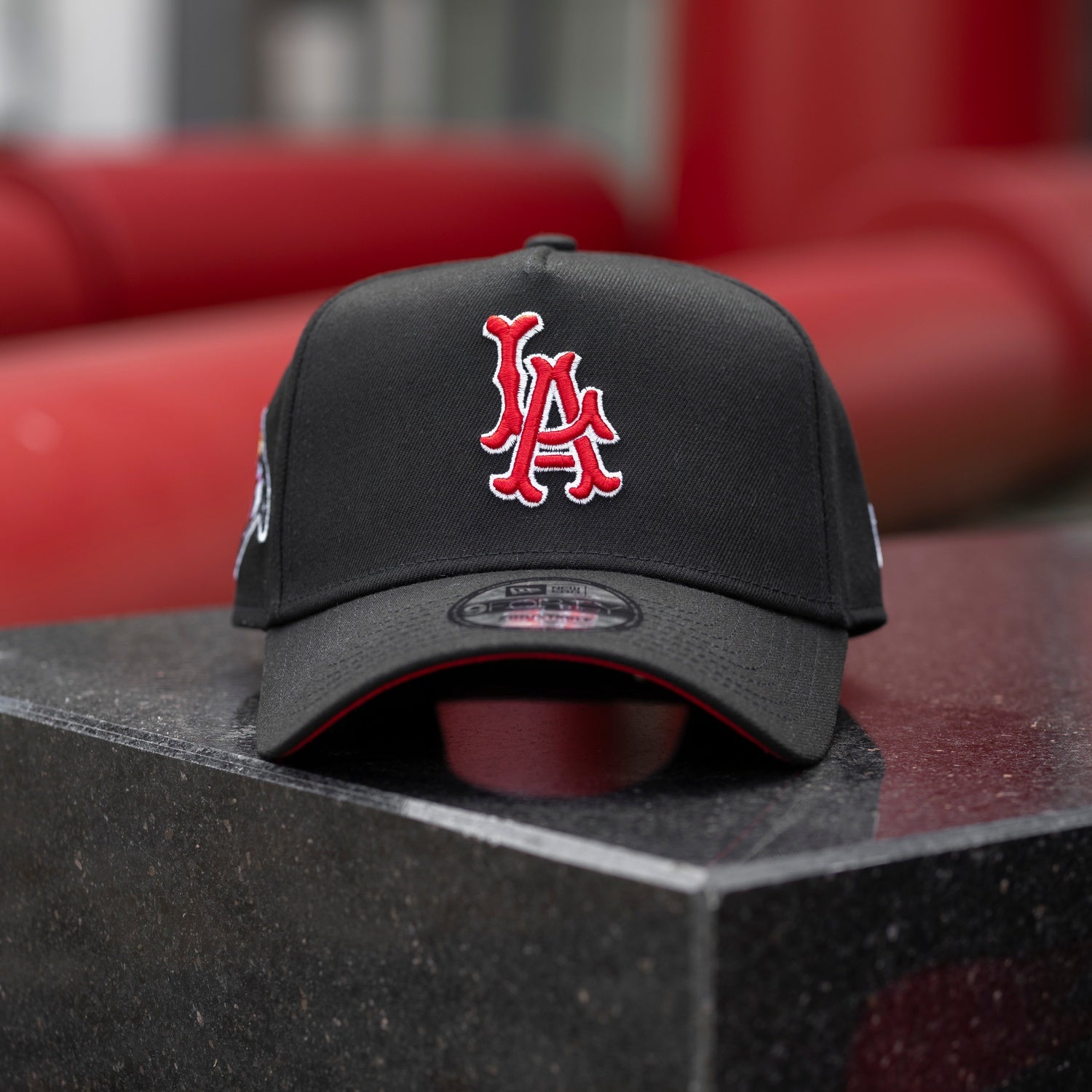 NEW ERA 9FORTY LOS ANGELES ANGELS SIDE PATCH BLACK / SCARLET RED UV