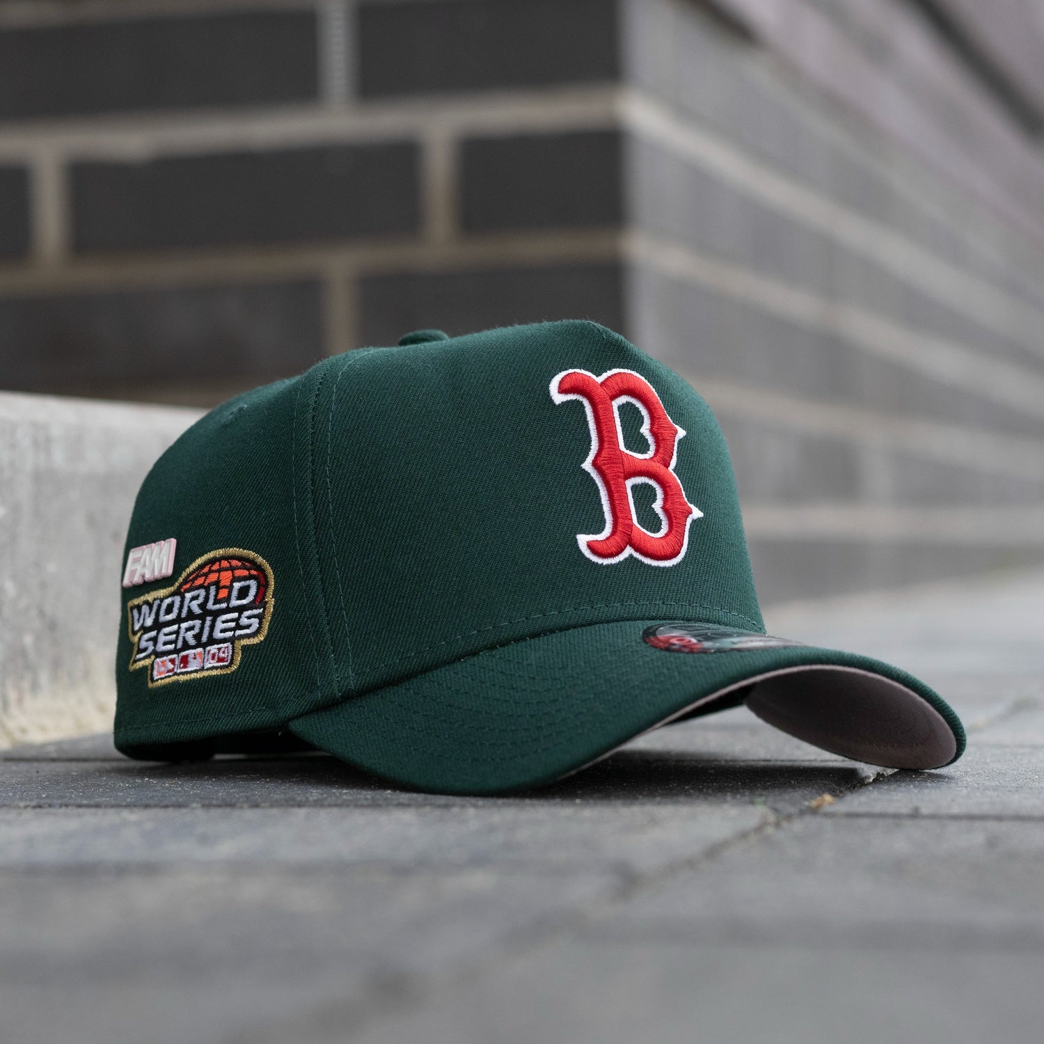 NEW ERA 9FORTY A-FRAME MLB BOSTON RED SOX WORLD SERIES 2004 DARK GREEN / PINK UV SNAPBACK CAP