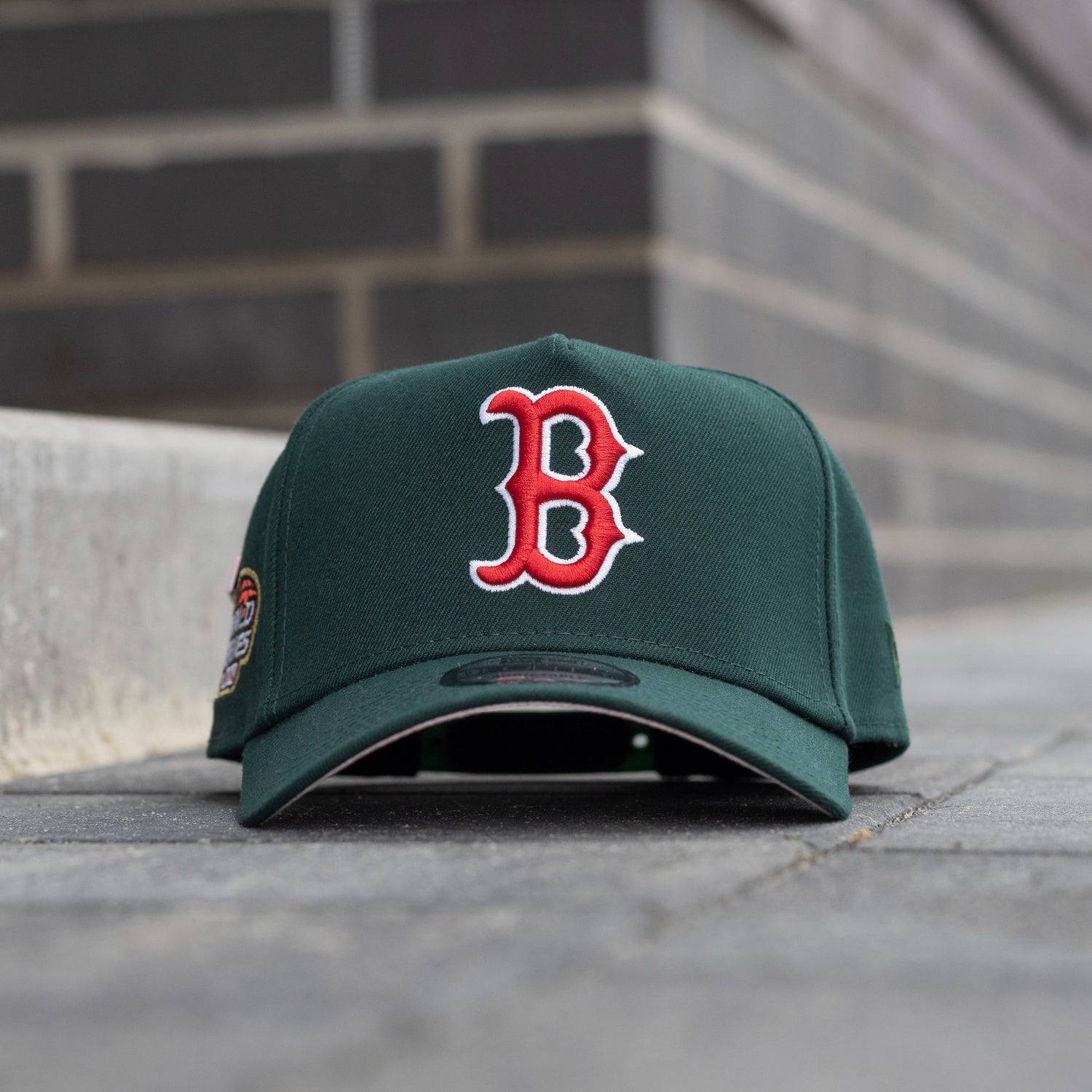 NEW ERA 9FORTY A-FRAME MLB BOSTON RED SOX WORLD SERIES 2004 DARK GREEN / PINK UV SNAPBACK CAP