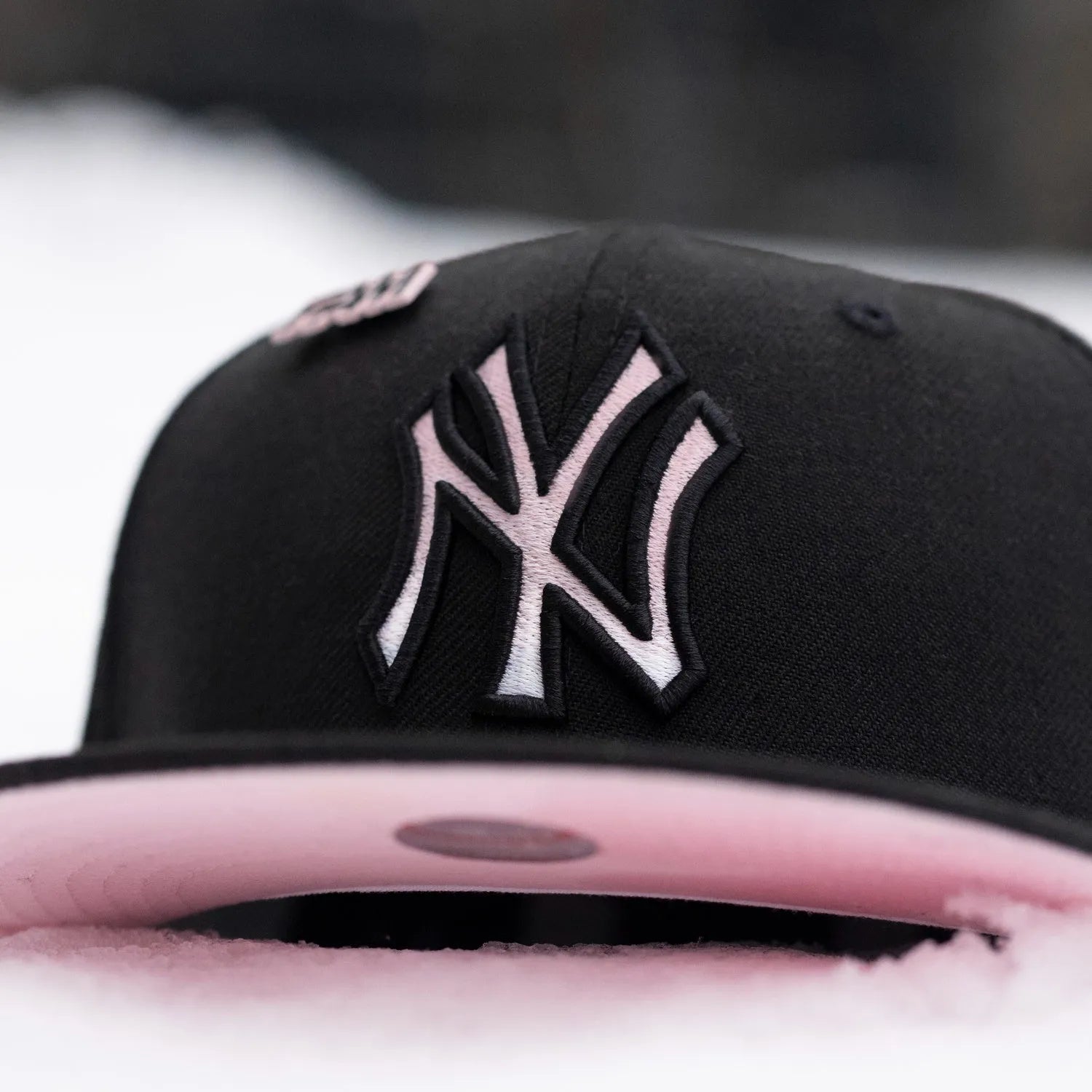 NEW ERA 59FIFTY MLB NEW YORK YANKEES WORLD SERIES 2000 BLACK / PINK UV FITTED CAP